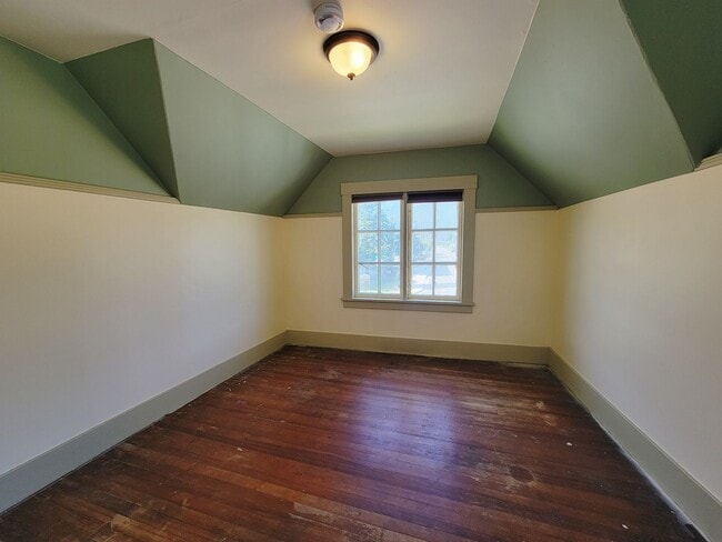 Building Photo - 3-Bedroom Home in Juneau’s Desirable Downt...