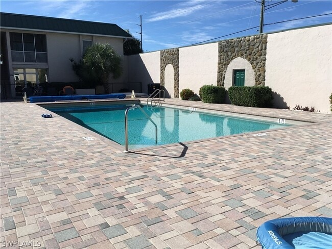 Building Photo - 3903 Del Prado Blvd S