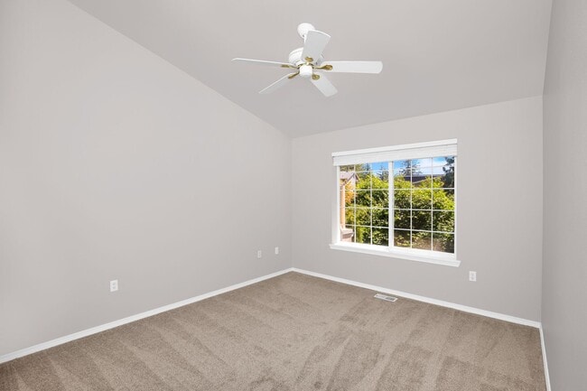 Building Photo - 3 Bedroom 2.5 Bath Redmond Townhouse