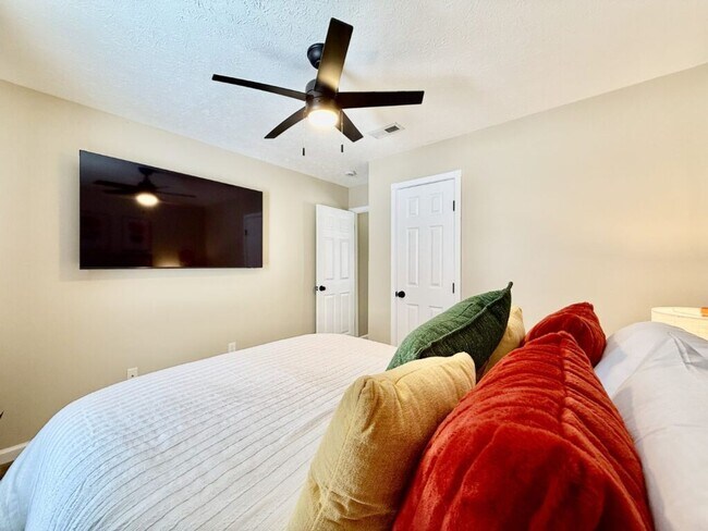 Building Photo - Freshly Renovated Home With Man Cave In Trenton OH