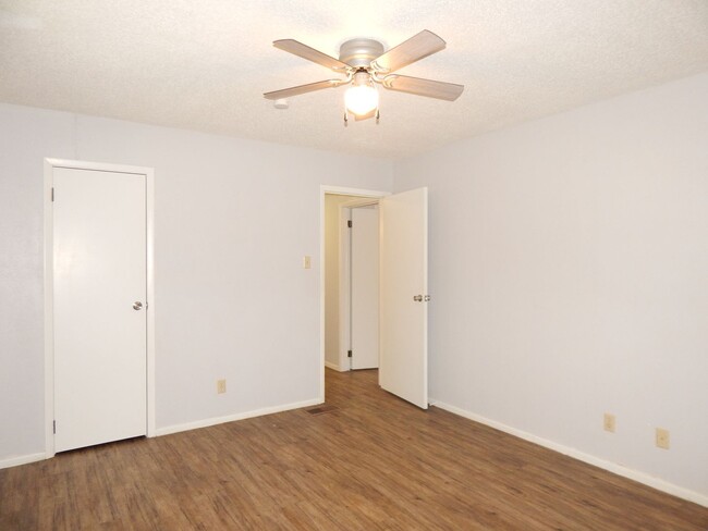 Building Photo - Lovely 2 Bedroom, 1-1/2 Bath, Duplex!