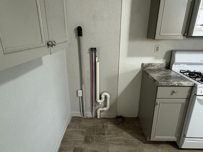 Building Photo - Updated 3 Bedroom, 1 Bath