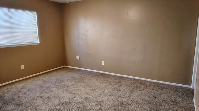 Building Photo - 8610 Valley S Dr