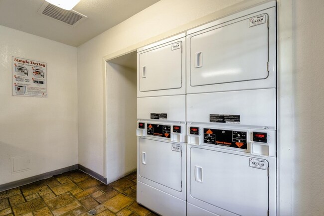 Building Photo - 880 E Fremont Ave