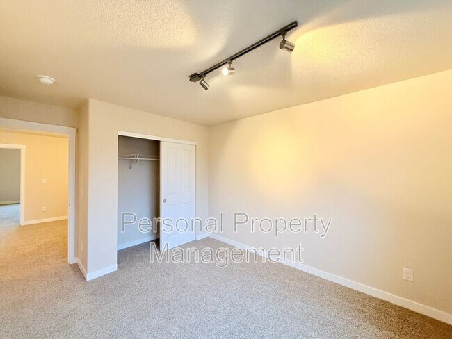 Building Photo - 6108 NE 71st Ave