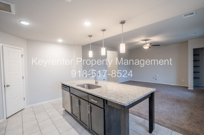 Building Photo - 4 bed/2 bath!