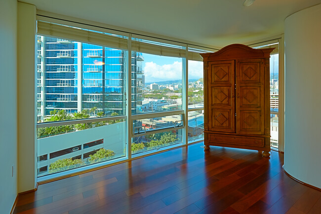 Bedroom with Large Window Views - 88 Piikoi St