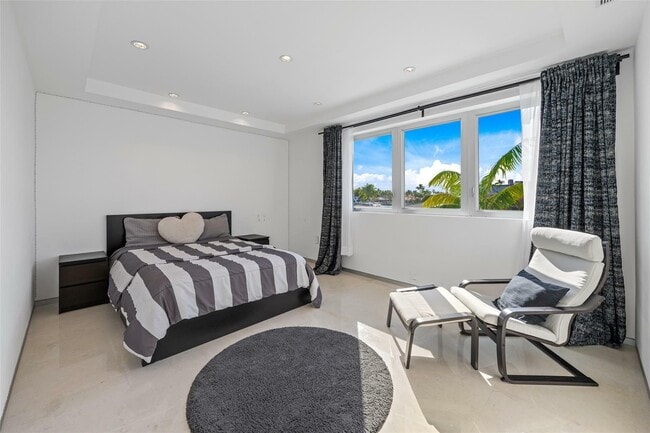 Building Photo - 3300 NE 39th St