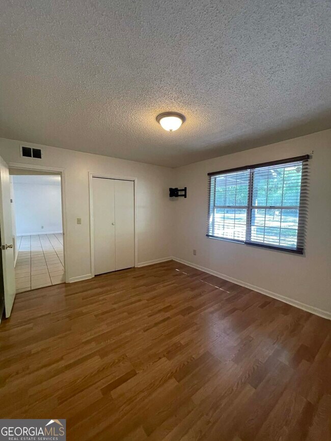 Building Photo - 205 Merlin Dr