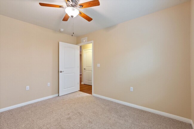 Building Photo - 510 Holiday Creek Ln