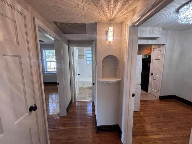 Building Photo - One-Bedroom Apartment in Dogtown*In-Unit W...