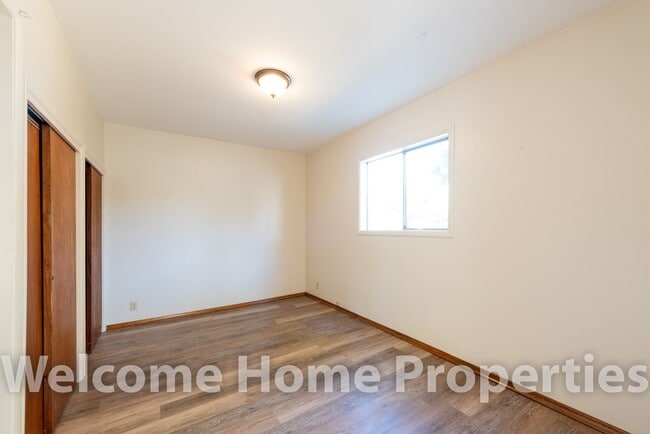 Building Photo - Cozy Clean and Quiet Home with Yard & Offi...