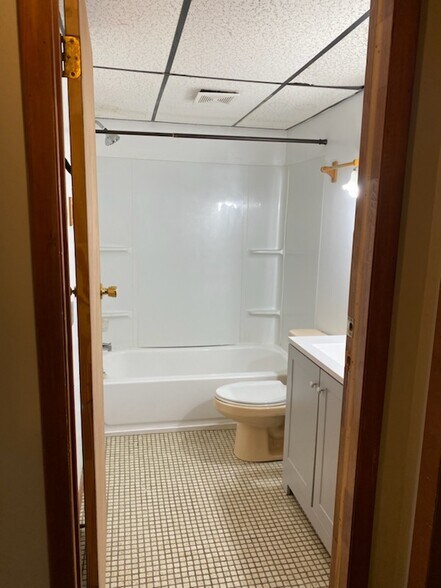 Building Photo - 1322 W Main St