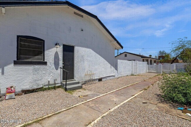Building Photo - 325 N 18th Dr