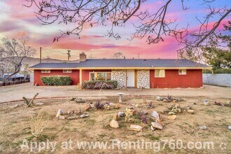 Building Photo - Stylish 3-Bedroom Home with Fenced Yard, S...