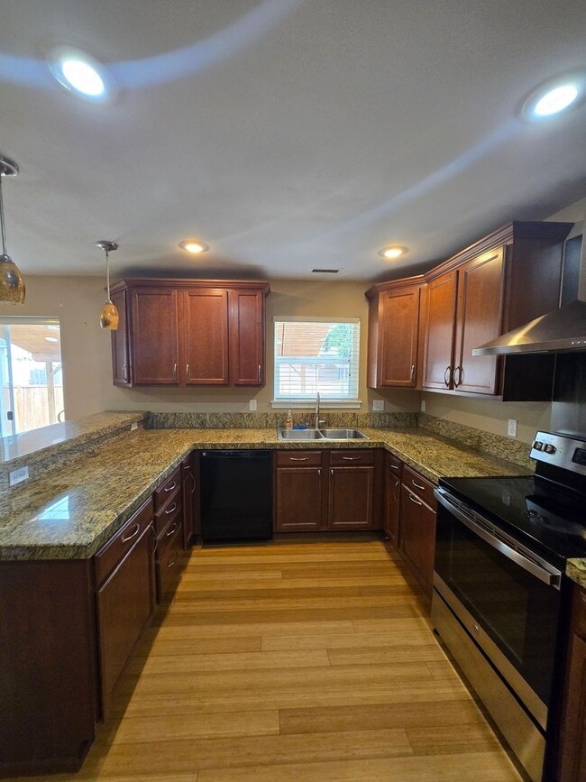 Building Photo - Beautiful 4 Bedroom 2.5 Bath in Rainier