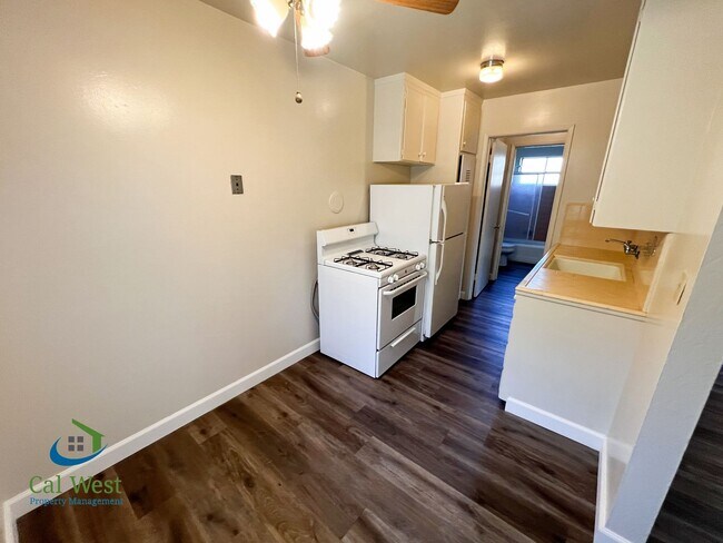 Building Photo - $1995 - Cozy 1/1 located near the Rose Garden