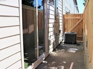 Building Photo - BEAUTIFUL CREEKWOOD TOWNHOME! 3 BR, 2.5 BA