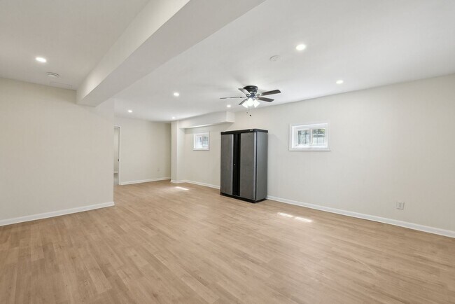 Building Photo - Spacious & Renovated Rental Home on Oversi...