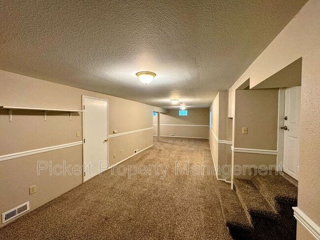 Building Photo - 1081 NE Shadybrook Ct