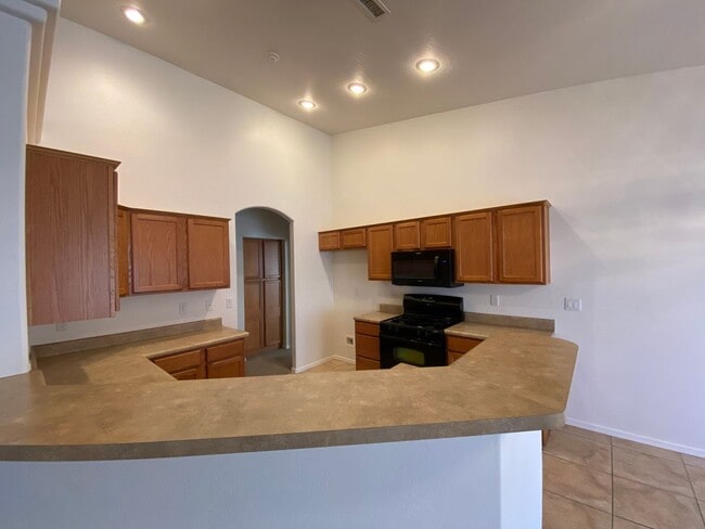 Building Photo - 6956 E Sandhurst Dr