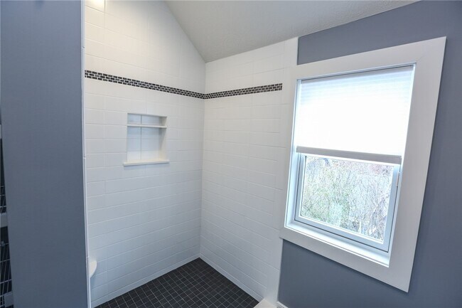 Building Photo - 1370 Bay Shore Blvd