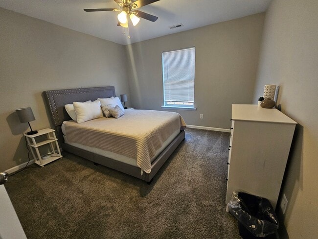 Building Photo - Nice Townhome!