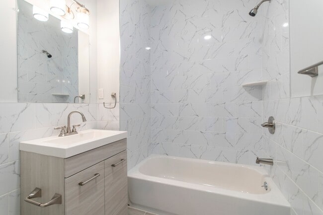 Building Photo - Recently renovated home in South West Phil...