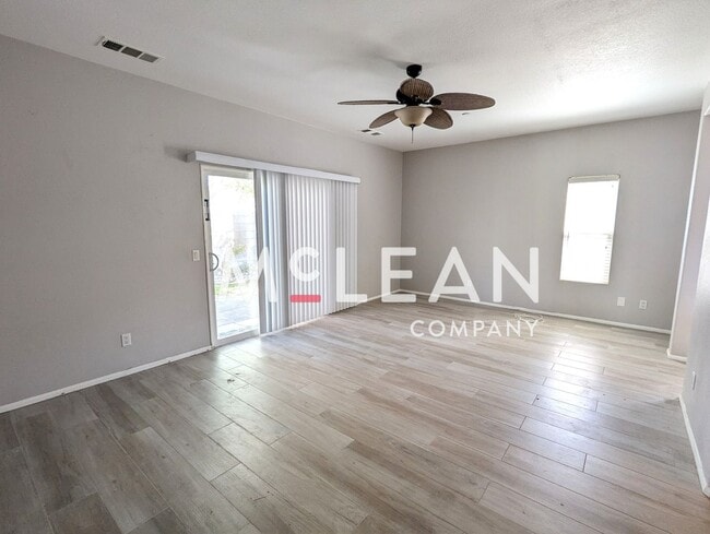 Building Photo - Beautiful Three Bedroom Home - Pet Friendly!