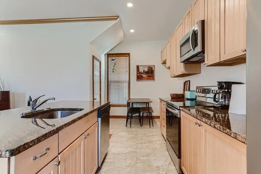Building Photo - 973 Galapago St