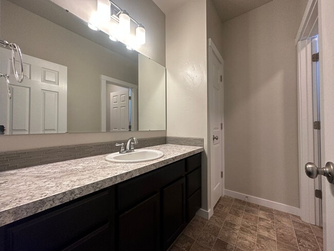 Building Photo - Beautiful 3bed, 2bath, 3car 1,948sq.ft. ho...