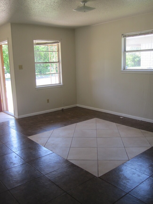 Building Photo - 305 E Avenue A