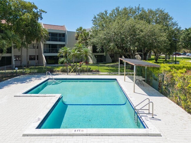 Building Photo - 200 Lakeview Dr