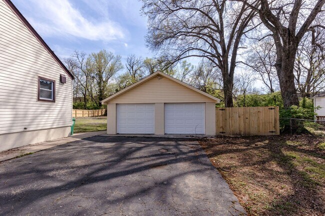 Building Photo - 2220 Auburn Dr