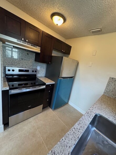 Building Photo - 1121 W River Dr