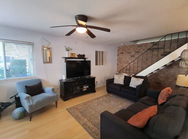 Building Photo - AVAILABLE NOVEMBER 1ST! Cute updated 2 bed...