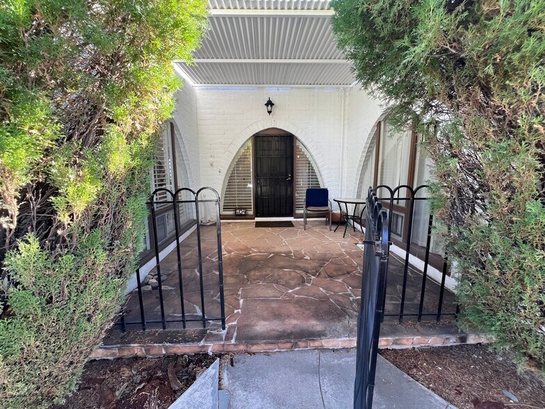 Building Photo - 604 W Roller Coaster Rd