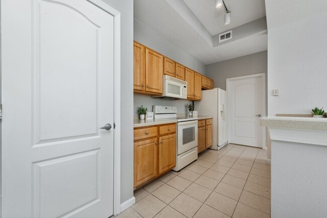 Building Photo - Beautiful 1 Bed 1 Bath with 1 car garage c...