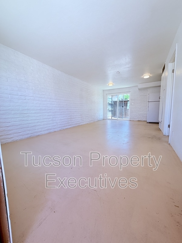 Building Photo - 319 E Blacklidge Dr