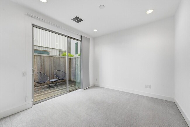 Building Photo - 1155 W 17th St