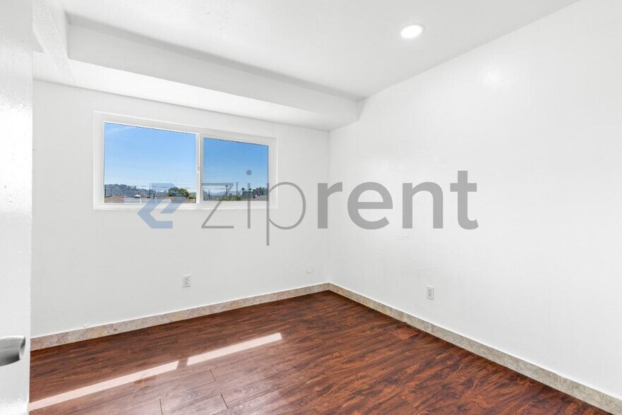 Building Photo - Unit 4