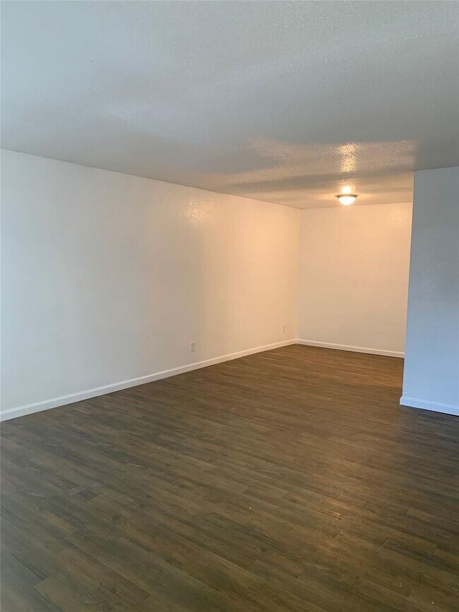 Building Photo - 3 bedroom / 2 bathroom - 1st floor condo
