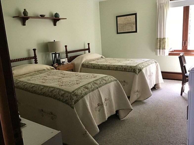 main floor bedroom - 5304 Lakeside Blvd