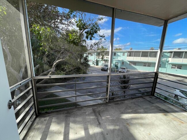 Building Photo - 221 SE 1st Ave