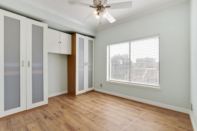 Building Photo - 2209 S Braeswood Blvd