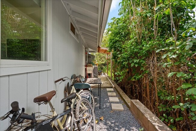 Building Photo - 222 Hiolani St