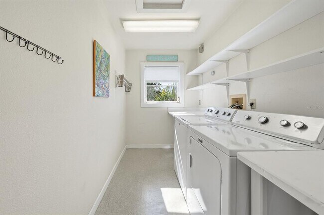 Building Photo - 700 Lands End Dr