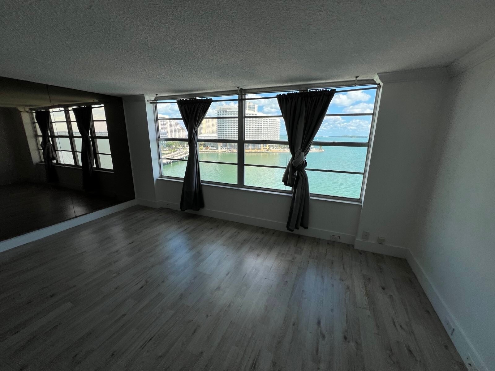 Building Photo - 905 Brickell Bay Dr