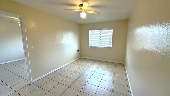 Building Photo - WALK TO CAMPUS 1/1 Condo w/ Stainless Steel Appliances, Walk In Closet, Comm Pool! $1025/month! A...