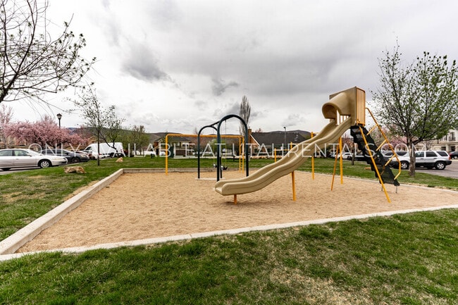 Building Photo - 211 Greenfield Cir